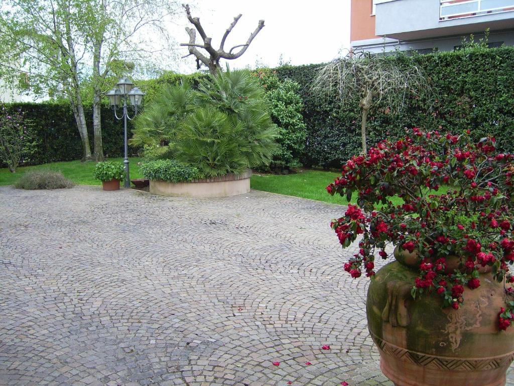 Villa Laura Cisterna di Latina Luaran gambar